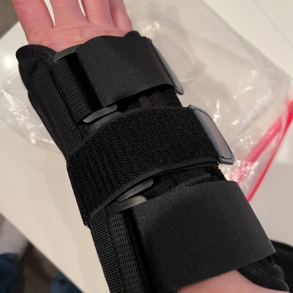 Wrist Brace / Wrist‎ Braces  (Size Medium / Large)
